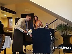 Nahé dievčatá otvoriť dvere na izbe