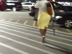 Široké boky, milf tesné žltej sukni...